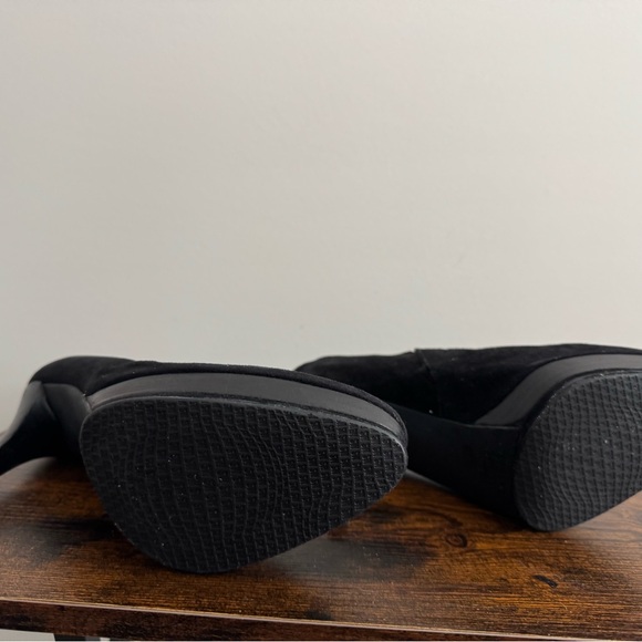 Stuart Weitzman Black Suede Heels Size 8 1/2 - Picture 4 of 6